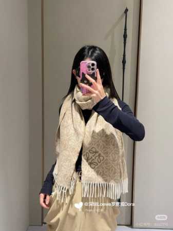 高版植绒版本 Loewe罗意威新款最火围巾，双面羊毛和羊绒围巾，角落饰有 Anagram 簇绒刺绣Logo，点缀双色格纹 Anagram 缇花图案。奶茶色此款围 - 点击图像关闭