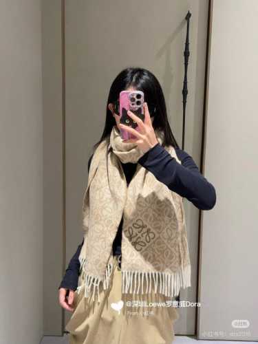 高版植绒版本 Loewe罗意威新款最火围巾，双面羊毛和羊绒围巾，角落饰有 Anagram 簇绒刺绣Logo，点缀双色格纹 Anagram 缇花图案。奶茶色此款围