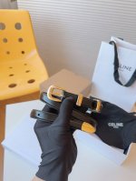 Celine 赛琳 的品牌形象出自女性之手，专为女性打造，采用舒适材料精工细作。展现女性风采的法国奢侈品牌。赛琳品牌风格浓烈、洒脱独立，让女性时刻挥洒自如，彰显