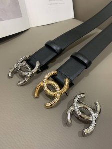 香家新款女士腰带 双面头层牛皮双C扣是香家的标志性设计，黑色皮带简约大方，无论是日常穿搭还是正式场合，都能轻松驾驭. 宽度3.0Cm