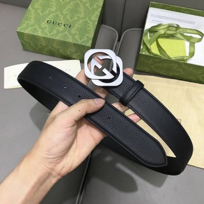 原版包裝 G U C C I 寬度40毫米 男士腰帶 這款時尚腰帶以雙面頭層小牛皮革匠心呈現，經典荔枝紋小牛皮設計 配以由精鋼金屬打造的Gucci銘牌經典雙G腰