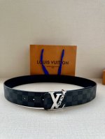4.0宽 Lv Pixel 双面腰带别具一格，为经典搭扣融入潮流新元素，使标志性的 Lv 字母呈现出立体像素效果，独具魅力。其一面是 Monogram 帆布，一