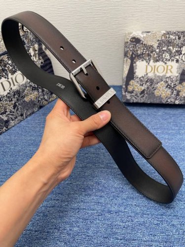 Dior迪奥腰带擦色工艺搭配黑色粒面牛皮革里料，金属覆层黄铜腰带扣设计，镌刻有“Dior”标志，巧妙地提升格调，宽3.5Cm