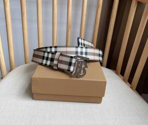 特 P200 Burberry 巴宝莉 意大利制腰带 选用Vintage复古格纹环保帆布制作 饰牌搭扣点缀品牌专属标识图案 宽:3.5Cm 引领时尚的顶端 流行