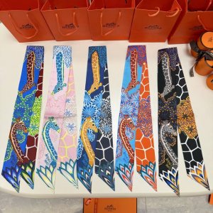 爱马仕Hermes “美惠三女神”Twilly小丝巾 Twilly小丝巾 100%桑蚕丝 重磅18姆米斜纹面料 这款小巧的真丝配饰佩戴方式千变万化，可为您的日常