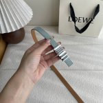 特 Loewe经典牛皮革腰带，亮面Loewe几何腰带扣。宽1.5Cm，Zp开发，细节精致。罗意威这款皮带旁人看到的像是条形码，自己低头看是她的Logo，太喜欢这
