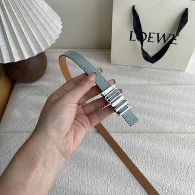 特 Loewe经典牛皮革腰带，亮面Loewe几何腰带扣。宽1.5Cm，Zp开发，细节精致。罗意威这款皮带旁人看到的像是条形码，自己低头看是她的Logo，太喜欢这