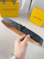 特P200 Lv：Louisvuitton男士4.0双面腰带，一面为黑色胎牛皮头层丝绸5D彩印老花，另一面为土黄色荟萃纹牛皮头层皮，可拆卸字母刻花精品搭扣，双面