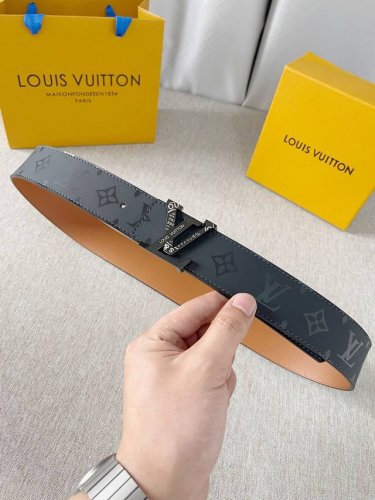 特P200 Lv：Louisvuitton男士4.0双面腰带，一面为黑色胎牛皮头层丝绸5D彩印老花，另一面为土黄色荟萃纹牛皮头层皮，可拆卸字母刻花精品搭扣，双面