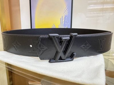 Lvdimension双面腰带牛皮压印Monogram图案，翻转即现细腻平滑的一面，于优雅之中留露沉稳气韵。瞩目Lv字母搭配扣以渐变色调勾勒轮廓，令经典设计进发