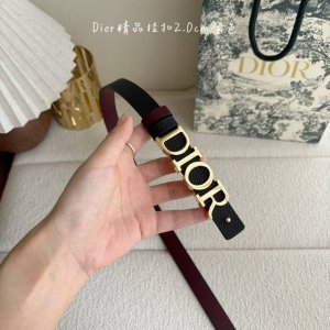 Dior这款腰带采用双面设计，搭配可拆卸腰带扣。采用光滑牛皮材质精心制作，双面可用，搭配富有光泽的金属Dior腰带扣。突显腰部曲线，彰显优雅气质，可与牛仔裤、半