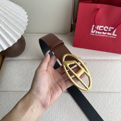 万众瞩目的Diesel来啦！本款腰带由意大利植鞣皮制成，配以复古的银色“D”字母Logo搭扣，潮人必备单品！