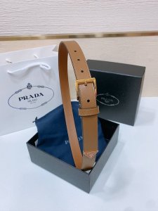 Prada 精致的腰带突显进口牛皮质感面料的优雅气质 饰以时尚的金色调金属搭扣和标志性的三角形徽标 腰带采用品牌标志性的Saffiano皮革打造 采用现代时尚潮