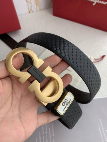 品名：菲拉格慕.Ferrgamo原单 型号：挂扣，原版经典挂扣，实物拍摄，头层牛皮 材料：百分百头层牛皮，保证真皮。双面可用专柜同等质量，经典头