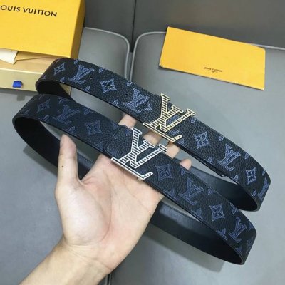 原版包裝 L0Uis Vuitt0N 專櫃最新升級版本 寬度40Mm 原廠小牛皮荔枝纹面壓刻有圖案效果 進口柔軟小牛皮底 搭配新型字母搭扣 百搭易襯！