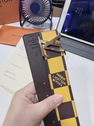 品名： Lv..路易..威登腰带皮带原单特 型号：挂扣，经典纯钢材质挂扣，头层牛皮，图片实物拍摄 材料：头层牛皮，挂扣系列，纯钢材质扣头，钯镀电