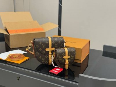 配折叠盒飞机盒 Size：20.17Cm 13.12Cm Lv 新款 盾牌包 Saumur 百搭 长肩带！ 统统都有！！