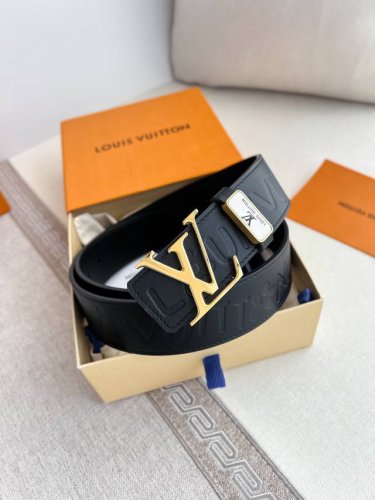 品名： Lv..路易..威登腰带皮带原单 型号：挂扣，经典纯钢材质挂扣，头层牛皮，图片实物拍摄 材料：头层牛皮，挂扣系列，纯钢材质扣头，钯镀电镀工艺永不掉色。原