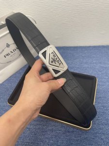 品牌普拉达 描述采用高级真皮精制而成，触感厚实，饰以普拉达商标带扣。腰带为意大利尺寸，请在购买前参阅腰带尺寸指南. 铜扣金属配件 黑色皮革，采用环保工艺制作而成