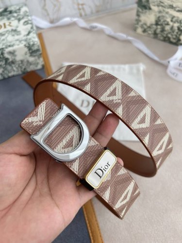 品名：迪奥. Dior.原单 腰带 皮带 型号：挂扣，原版经典双色挂扣，实物拍摄，头层牛皮 材料：百分百头层牛皮，保证真皮。双面可用专柜同等质量，原版经典新款花