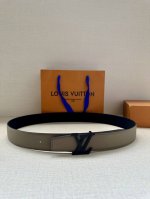 特 Lv Heritage 双面腰带，3.4 宽。精选粒面皮革与纳帕皮革，搭配抛光且菱形新款 Lv 搭扣，独具魅力。微弧形边缘与摩登形状末端，尽显细致匠心，无疑