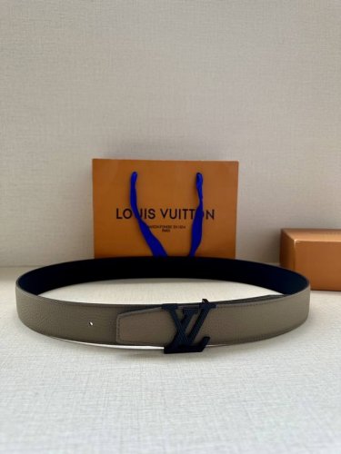 特 Lv Heritage 双面腰带，3.4 宽。精选粒面皮革与纳帕皮革，搭配抛光且菱形新款 Lv 搭扣，独具魅力。微弧形边缘与摩登形状末端，尽显细致匠心，无疑