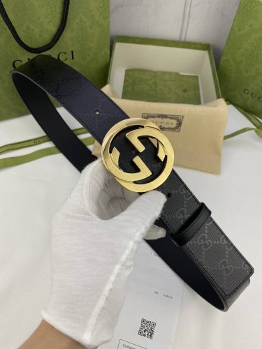 特 宽度4.0Cm Gucci Marmont系列每一季都会推陈出新，为灵感源于70年代的标志性Gg钢扣配件注入现代精髓。这款Gg Supreme帆布腰带反面采