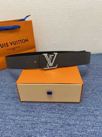 品牌Lv 4．0Cm 描述这款饰有Lv带扣的腰带配以水牛皮衬里，覆以Monogram 牛皮。展现细腻的品牌特质，是牛仔裤的理想配件 Lv字母带扣 Monogra - 点击图像关闭