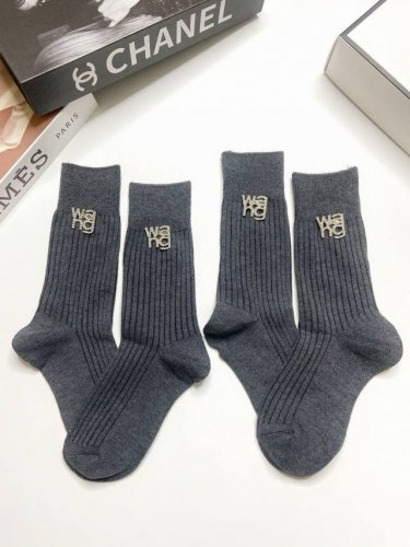 配包装 一盒2 双 亚历山大 王 Alexander Wang。爆款字母Logo重工五金 可拆卸别针 中筒袜 小腿袜纯棉材质，超完美配色，款式经典，专柜同步发售