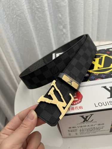 品名：Lv..路易..威登原单 材质：原单牛皮腰带 百分百头层牛皮腰带保证真皮钢扣，专柜原单品质、做工精细，时尚大牌，送人自用首选 包装： 请认准如图专柜包装赠