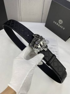 特 宽度4.0Cm Versace 范思哲 此款柔软的回纹皮带饰有金、银双色3D美杜莎腰带扣，可搭配正装或休闲牛仔装。
