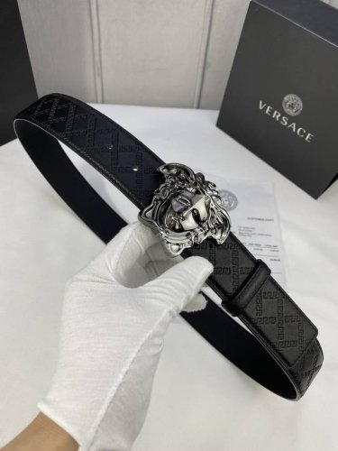 特 宽度4.0Cm Versace 范思哲 此款柔软的回纹皮带饰有金、银双色3D美杜莎腰带扣，可搭配正装或休闲牛仔装。