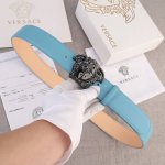 宽度4.0Cm Versace 范思哲 此款柔软的皮带饰彩色3D美杜莎腰带扣，可搭配正装或休闲牛仔装。
