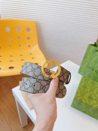 特 Gucci 配饰不断为经典注入新意，焕新演绎品牌典藏元素。在这款腰带上，其独特的创意和革新，赋予整个造型以别致魅力。这款腰带以匠心打造，巧妙融入流行风格；时