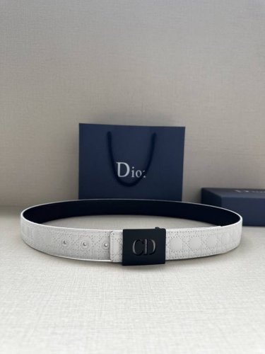 宽度3.5Cm 这款 Dior Charm 腰带扣是夏季男装系列新品，采用不锈钢真空电镀饰面黄铜精心设计，重新演绎经典的 Dior 标志。可与各式 35 毫米腰