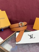 Lv Flowergram 30Mm腰带的设计非常精致，结合了多功能性与独特的标志性风格。其可翻转的带子提供了两种选择：光滑的皮革或品牌的经典Monogram帆