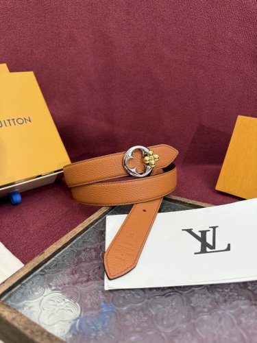 Lv Flowergram 30Mm腰带的设计非常精致，结合了多功能性与独特的标志性风格。其可翻转的带子提供了两种选择：光滑的皮革或品牌的经典Monogram帆