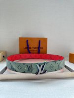 特 本款 4.0宽 Lv Initials 双面腰带展现经典Monogram 帆布的缤纷演绎，以 Lv 字母搭扣彰显瞩目风范，可为经典或休闲造型注入摩登新意