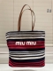 Size :大号33.35 Miumiu夏日限定沙滩包 草编系列新品 当然这个色彩是最吸引 蓝色杏色搭配 是夏天的颜色哦！