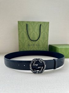 带宽3.8Cm Gucci 互扣式双g原单纹理钢扣腰带，采用热压印技术的gucci Signature皮革精制而成，触感厚实，印花图案清晰分明。