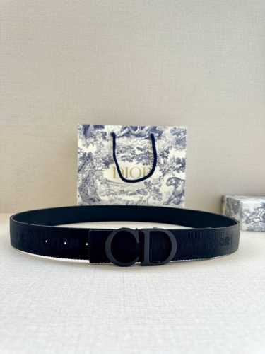 宽度3.5 Cm Dior 迪奥两面腰带款式迷人多样，采用多种材质精心打造，为各式廓形增添点睛之笔，彰显优雅醒目的气质。向迪奥钟爱的细节艺术致敬，彰显非凡的高雅