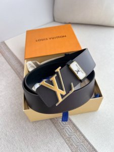 品名： Lv..路易..威登腰带皮带原单 型号：挂扣，经典纯钢材质挂扣，头层牛皮，图片实物拍摄 材料：头层牛皮，挂扣系列，纯钢材质扣头，钯镀电镀工艺永不掉色。原