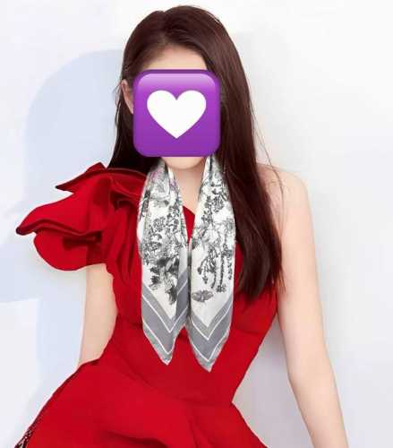 高版本Dior Chardons 图案印花 展示象征着保护、韧性和自由的苏格兰国花 采用白色和蓝色桑蚕丝斜纹面料精心制作双面设计搭配手工卷边 点缀以对比鲜明的