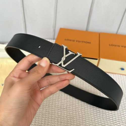 Lv S-Lock系列 宽度3.5Cm 精致的字母搭扣 搭配品牌專用小牛皮压横纹标识 双面用