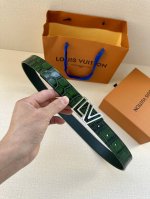 特 本款腰带30毫米 进口头层牛皮压鳄鱼纹和皮革分饰两面，搭配 Lv 字母搭扣，随心切换闲适或优雅型格