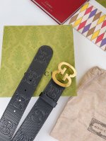 经典元素继续以各种新颖别致的方式呈现在Gucci各系列中。品牌字母交织造型配件亮眼呈现于Gg Marmont系列之上，与富有辨识度的腰带扣交相辉映，令整个设计魅