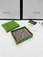 颜色 咖尺寸 11X9丝印图案短夹系列，采用Gg高级人造革精制而成，材料可分解，时尚之选