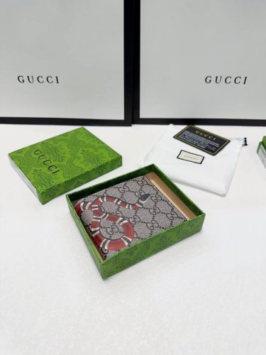 颜色 咖尺寸 11X9丝印图案短夹系列，采用Gg高级人造革精制而成，材料可分解，时尚之选