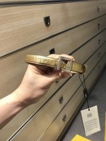 配送专柜包装 打孔针 特 宽20 Mm，原单进口双面头层牛皮，搭配原单钌钯电镀F扣，支持Nfc 手感.油边近乎完美，原产皮料定制，质感无可挑剔，出众的细节，高清