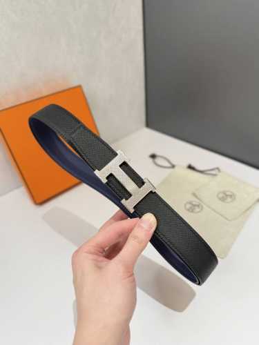 特 爱马仕HermèS男款腰带以其精湛的工艺、高品质的材料和经典的设计而备受推崇，是男士时尚配饰中的顶级选择。最具标志性的设计是带有“H”标志的扣头，简约大气且